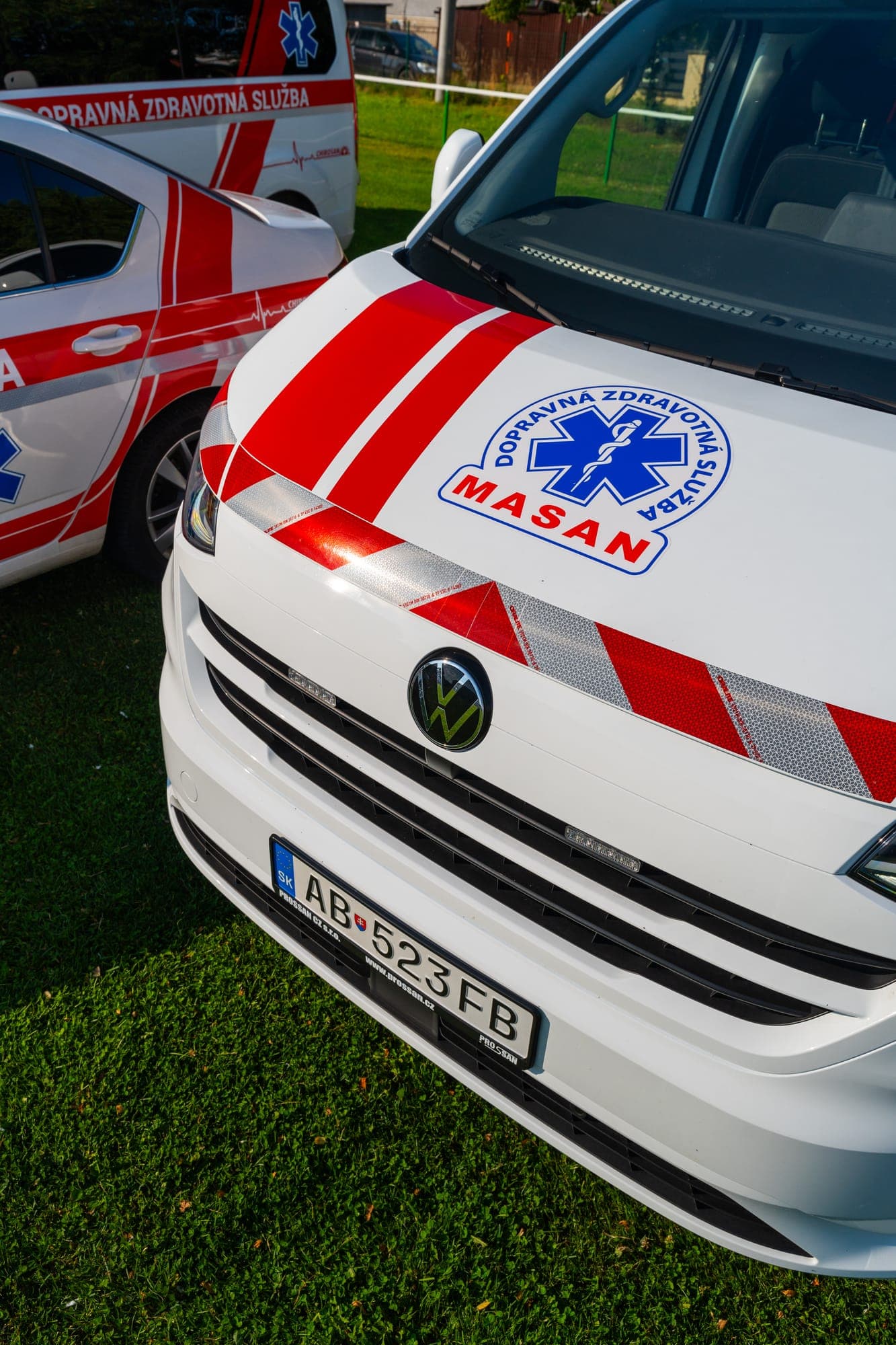 Predná časť sanitného vozidla s logom MASAN