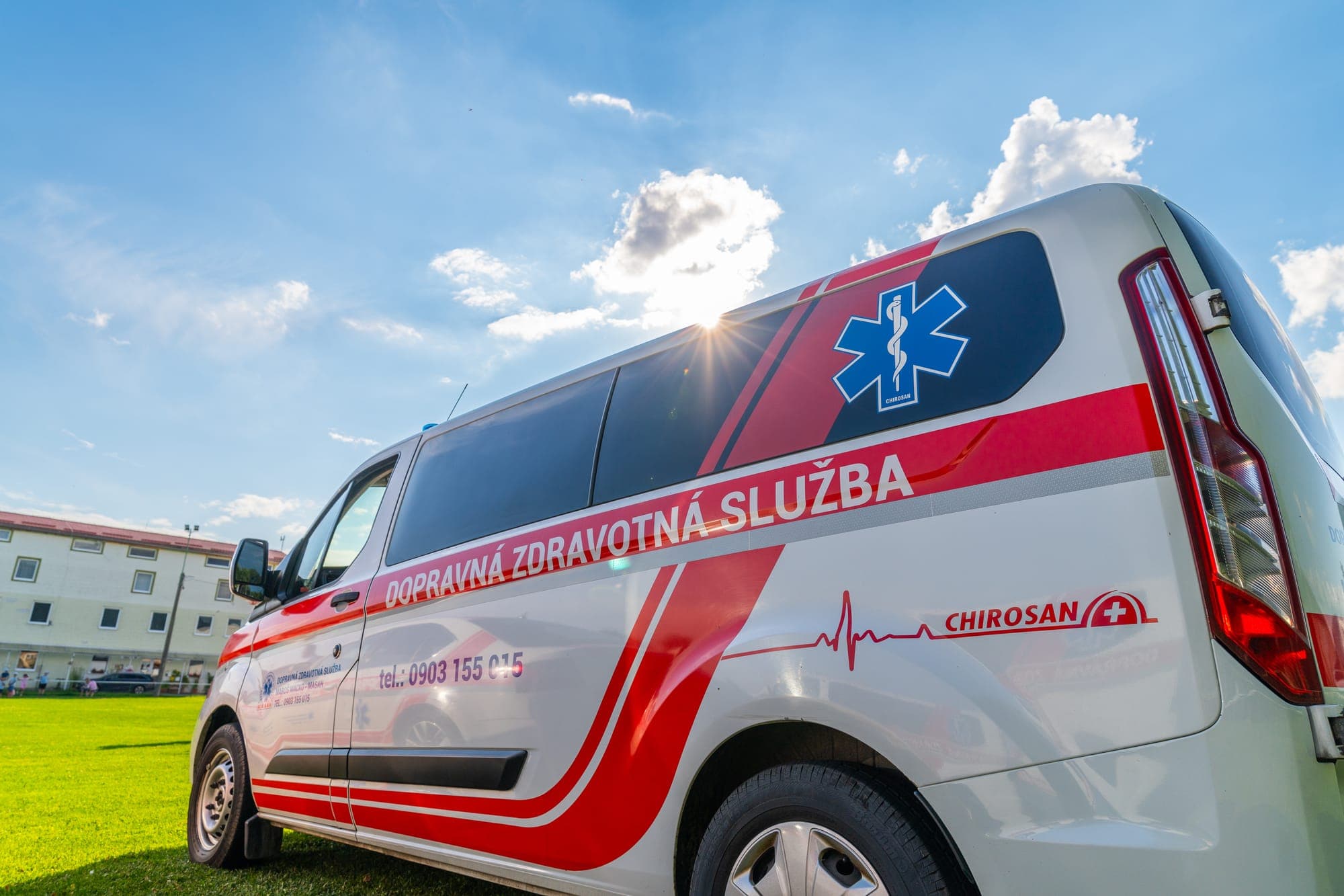 Bočný pohľad na sanitné vozidlo MASAN