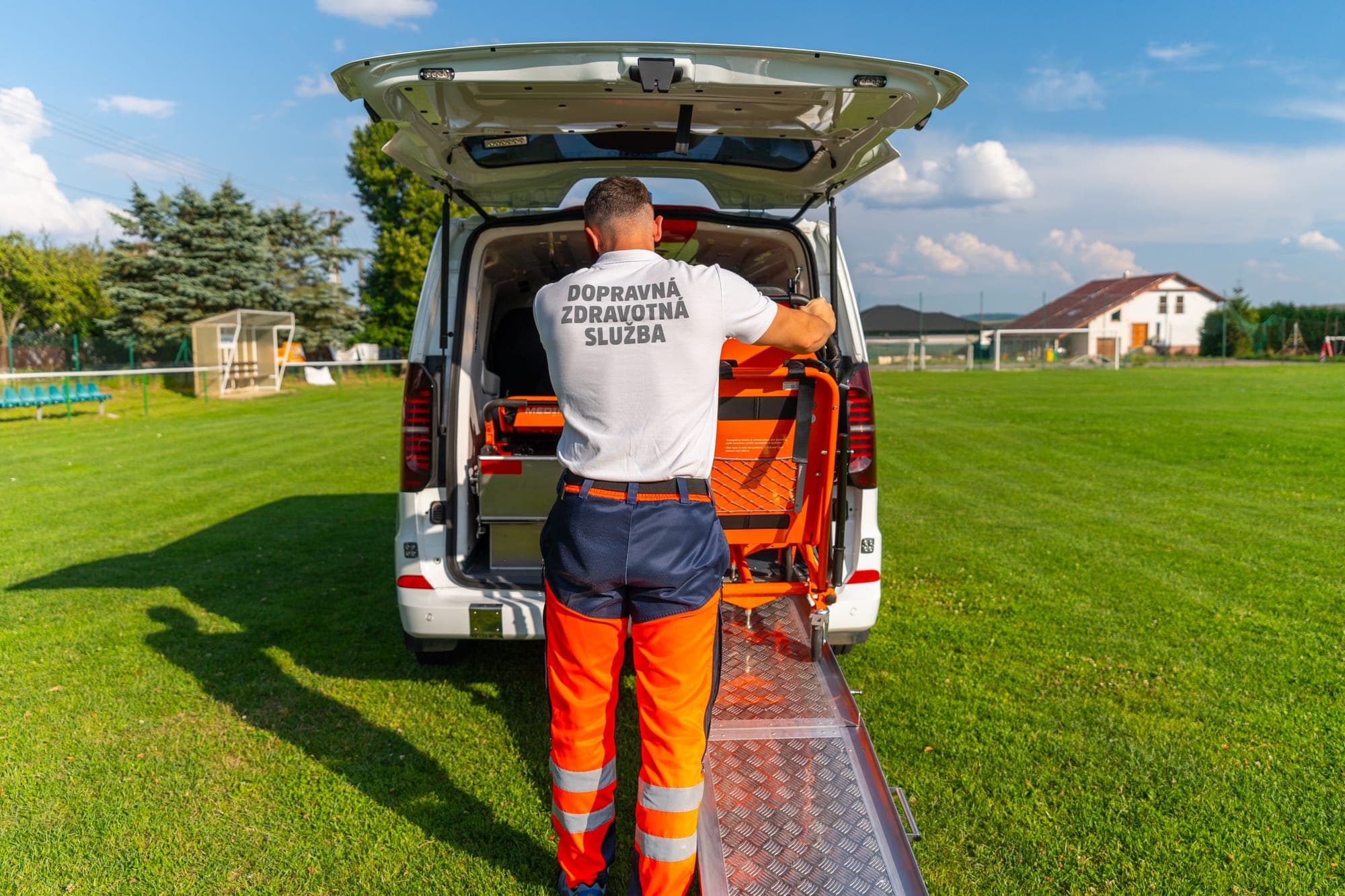 Záchranár pri otvorenom sanitnom vozidle MASAN